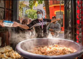 Las organizaciones sociales en los barrios populares: el aplauso que falta