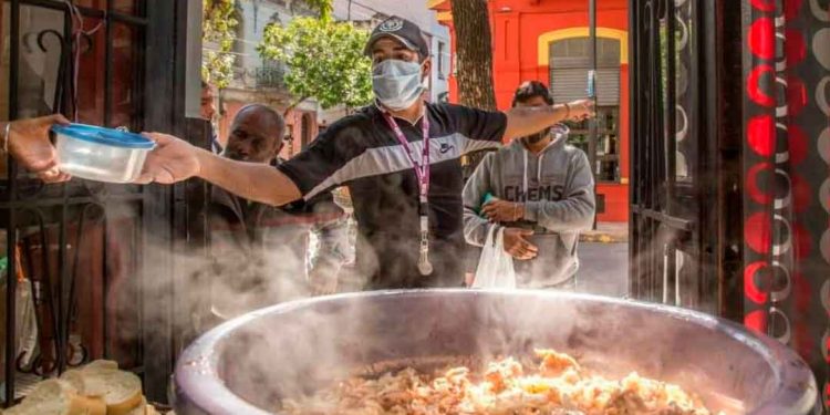 Las organizaciones sociales en los barrios populares: el aplauso que falta