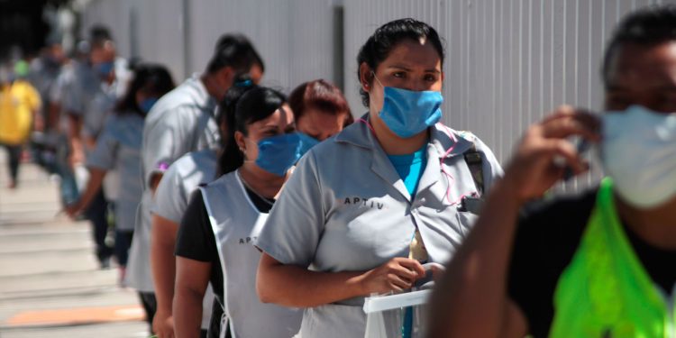 Los dilemas de México frente a su pico máximo de contagios