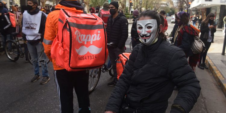 Cómo las plataformas de delivery explotan a sus trabajadores
