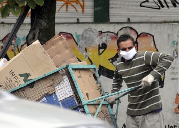 Kliksberg: “La pandemia atropella especialmente a los más pobres”