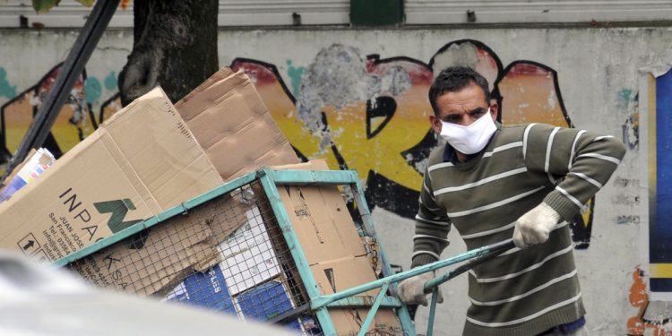 Kliksberg: “La pandemia atropella especialmente a los más pobres”