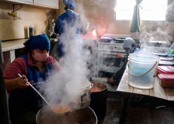 mujeres olla popular economía social