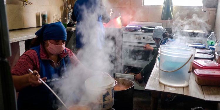 mujeres olla popular economía social