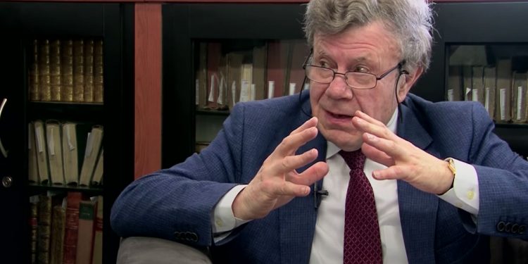 Roger Chartier: “Nadie está obligado a volverse prisionero de Amazon o Facebook”