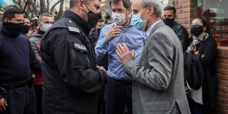 Fuerte repudio a la protesta de policías armados alrededor de la Quinta de Olivos