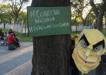 Familiares de alumnos contra el plan de Larreta de dictar clases en plazas