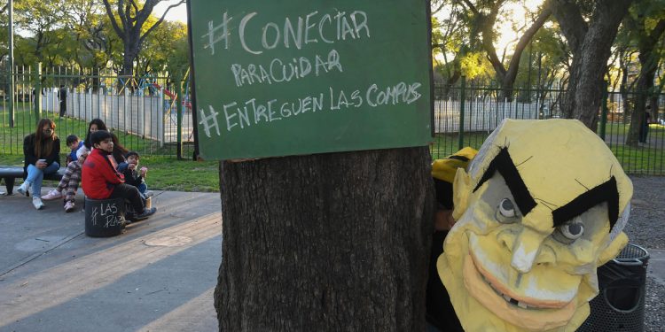 Familiares de alumnos contra el plan de Larreta de dictar clases en plazas