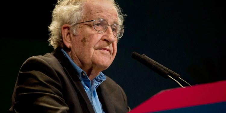Chomsky: “Hay que superar la plaga neoliberal”