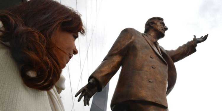 Nosotros viento, la Patria barco, Cristina capitana