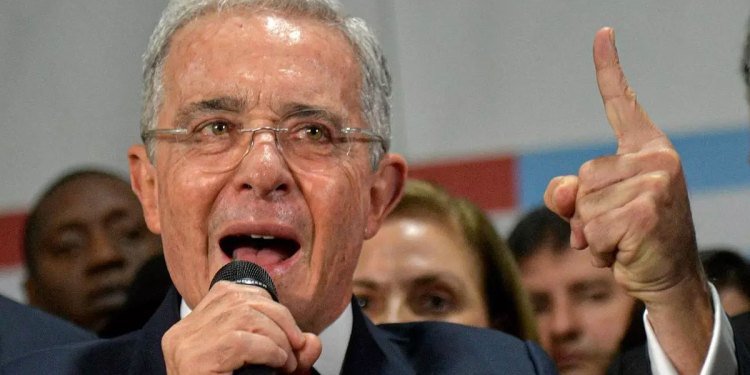 Uribe, las “Águilas Negras” y la paz que se desangra en Colombia