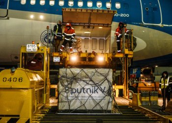 Gestión mata relato: los “argumentos de las cavernas” contra la vacuna rusa