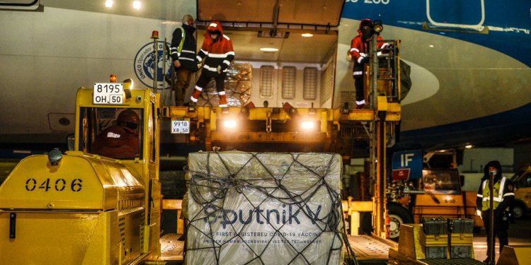 Gestión mata relato: los “argumentos de las cavernas” contra la vacuna rusa