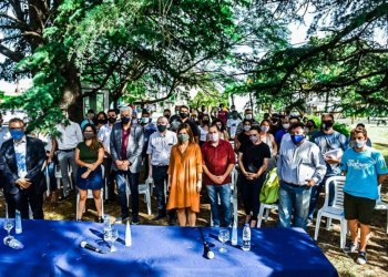 Conectividad para todos y todas: entregaron tarjetas de telefonía a estudiantes universitarios