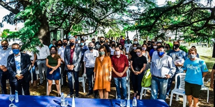 Conectividad para todos y todas: entregaron tarjetas de telefonía a estudiantes universitarios
