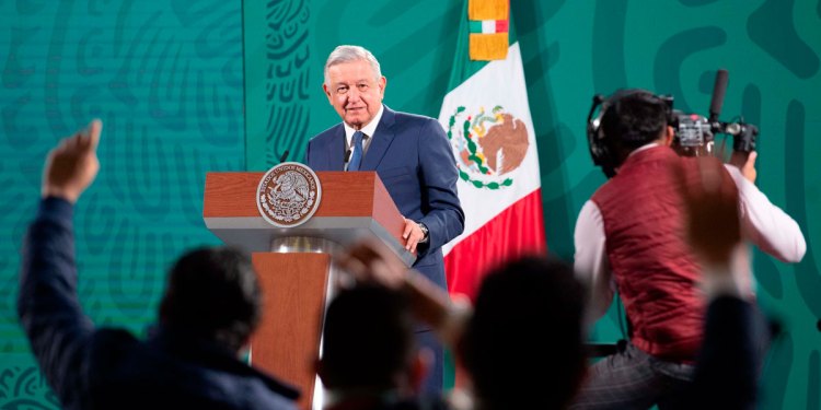 AMLO no pasea por el mundo