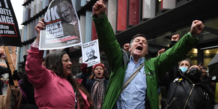 La Justicia británica rechazó la extradición de Julián Assange