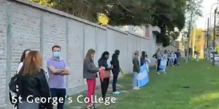 A esta hora exactamente hay un niño rehén de la política