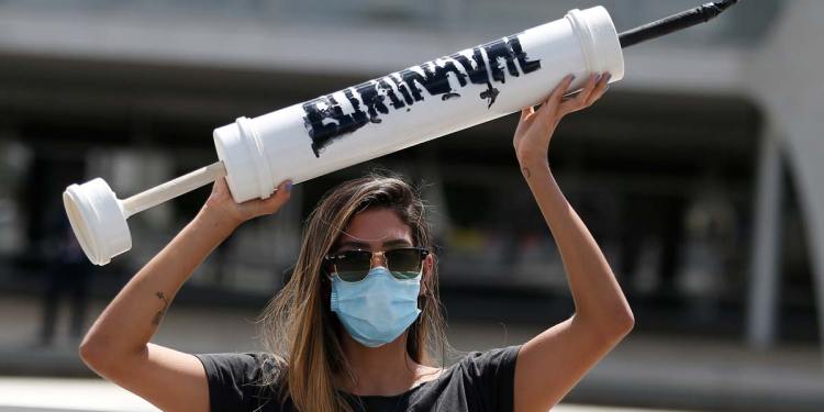 Desconfiar o reventar: Brasil rechazó la Sputnik V y esa misma semana recibió el primer lote de Pfizer