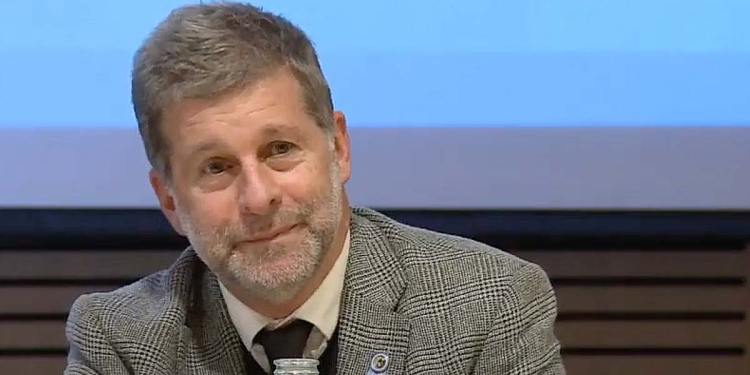 Edgardo Esteban: “Malvinas siempre vuelve, y en este caso con mi cédula militar”