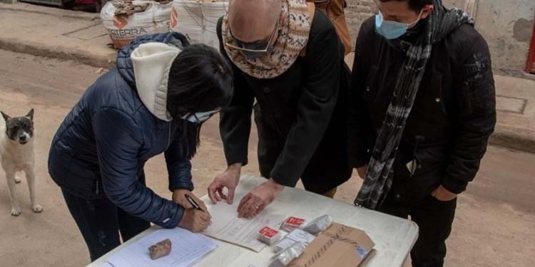 Acceso a internet: Entregan tarjetas telefónicas en la Villa 20 de Lugano