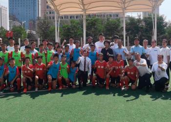 Corazón y pases chinos: acuerdo con la Argentina para crear una academia internacional de fútbol