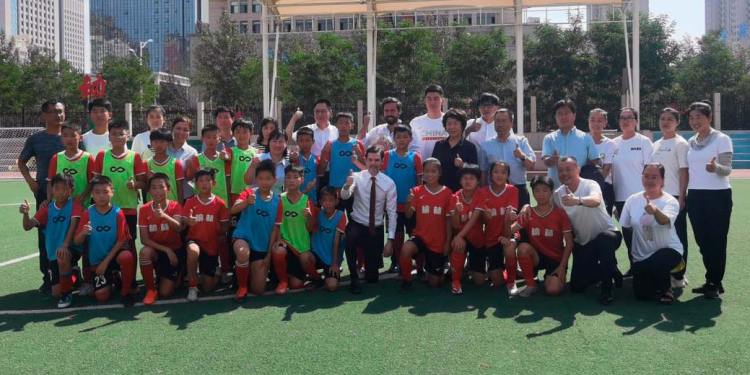 Corazón y pases chinos: acuerdo con la Argentina para crear una academia internacional de fútbol
