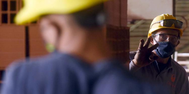 Encuesta: De la mano de las vacunas, mejoran las expectativas económicas