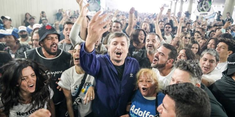 Máximo: “Uno elige los estudios de TV, o la calle y la gente”