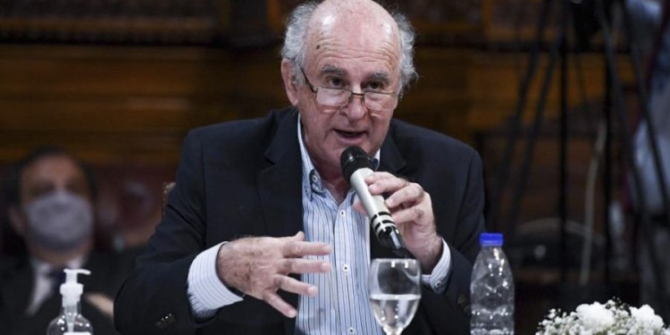 “El FMI condicionó la democracia e hizo caer gobiernos”