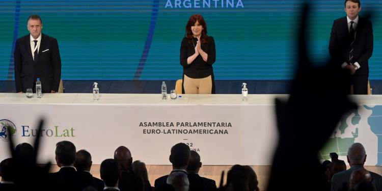 Cátedra abierta sobre poder, cínicos y necios