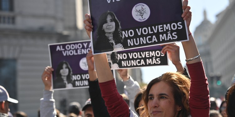 Apoyo masivo a Cristina y a la democracia en Plaza de Mayo