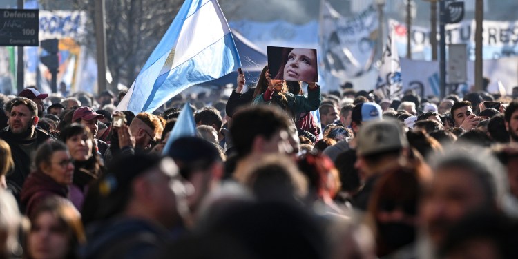 Apoyo masivo a Cristina y a la democracia en Plaza de Mayo