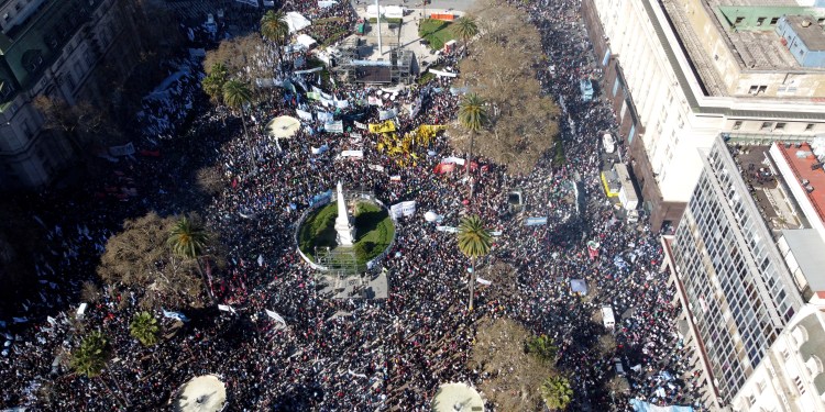 Apoyo masivo a Cristina y a la democracia en Plaza de Mayo