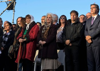 Apoyo masivo a Cristina y a la democracia en Plaza de Mayo
