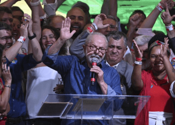 Sader: “Lula definió que su gobierno será de reconstrucción nacional”