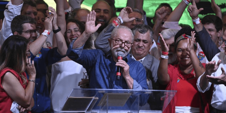 Sader: “Lula definió que su gobierno será de reconstrucción nacional”