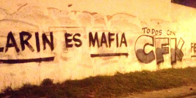 El mensaje de las paredes: “Clarín es mafia” y “Todos con CFK”