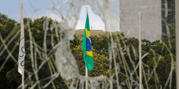 La nueva ultraderecha y la rebelión de las masas conspiranoicas