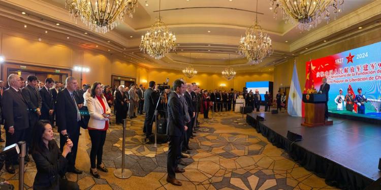 Wang Wei: “China persevera en el camino del desarrollo pacífico”