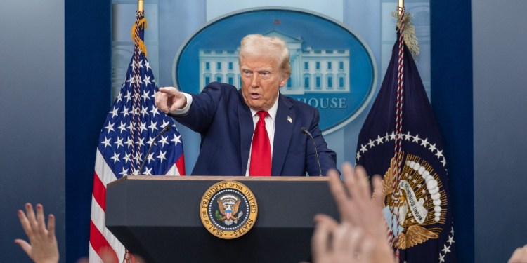 Panorama global: Trump, entre la guerra comercial y la expulsión de los palestinos