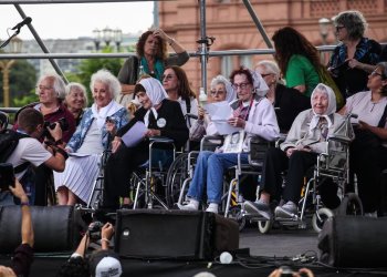 Las 8 fotos de Cristina: “Por más que quieran no van a poder”