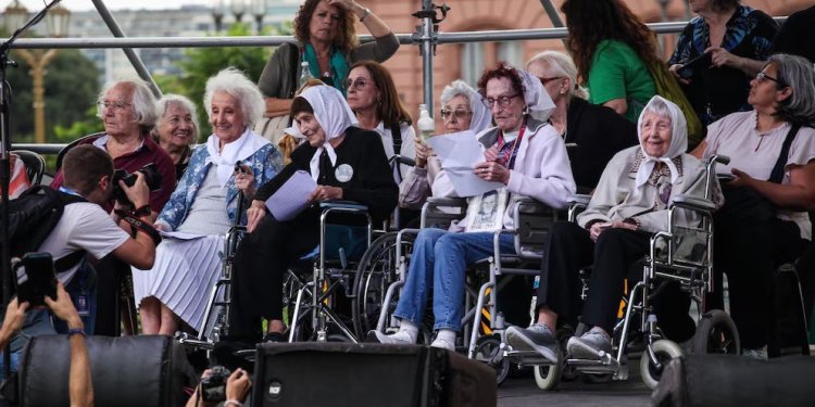 Las 8 fotos de Cristina: “Por más que quieran no van a poder”