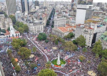 Las 8 fotos de Cristina: “Por más que quieran no van a poder”