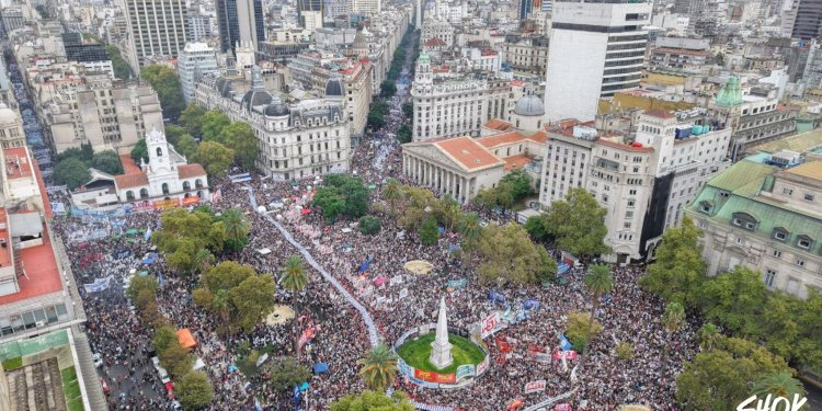 Las 8 fotos de Cristina: “Por más que quieran no van a poder”