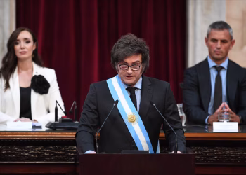 Yendo de la crypto estafa al FMI y las cacerolas