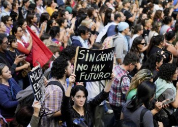 Científicos del CONICET denuncian a Milei