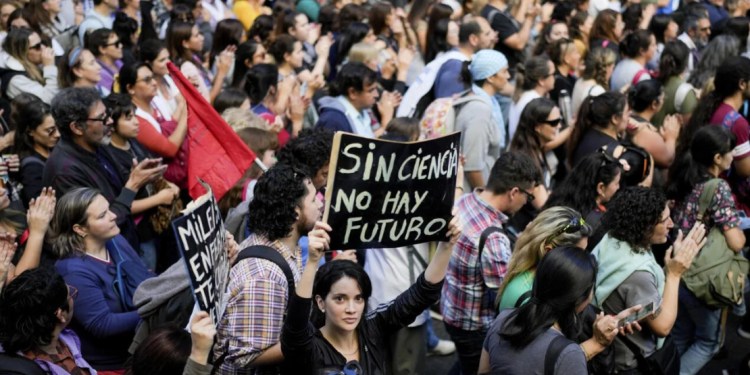 Científicos del CONICET denuncian a Milei