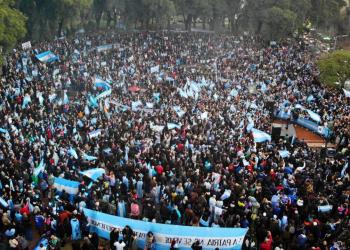 Cristina: “El modelo se cae, la gente no come policías ni presos políticos”