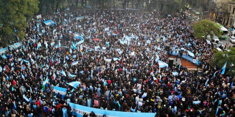 Cristina: “El modelo se cae, la gente no come policías ni presos políticos”
